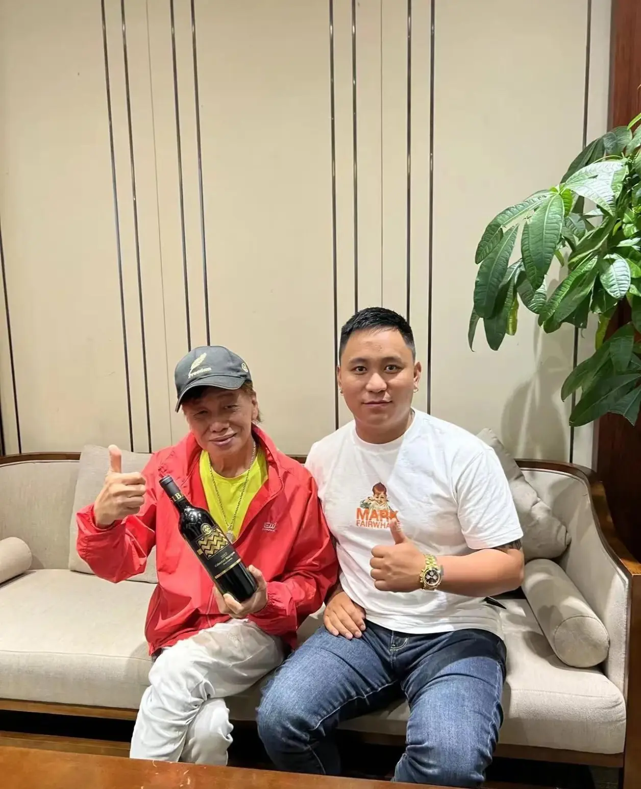 香港影星梁小龙为四川好友王宝器,水果店品牌"宝器果园"送祝福