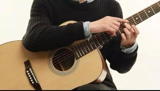 学吉他学会这个技巧，左手按弦轻松不费力!