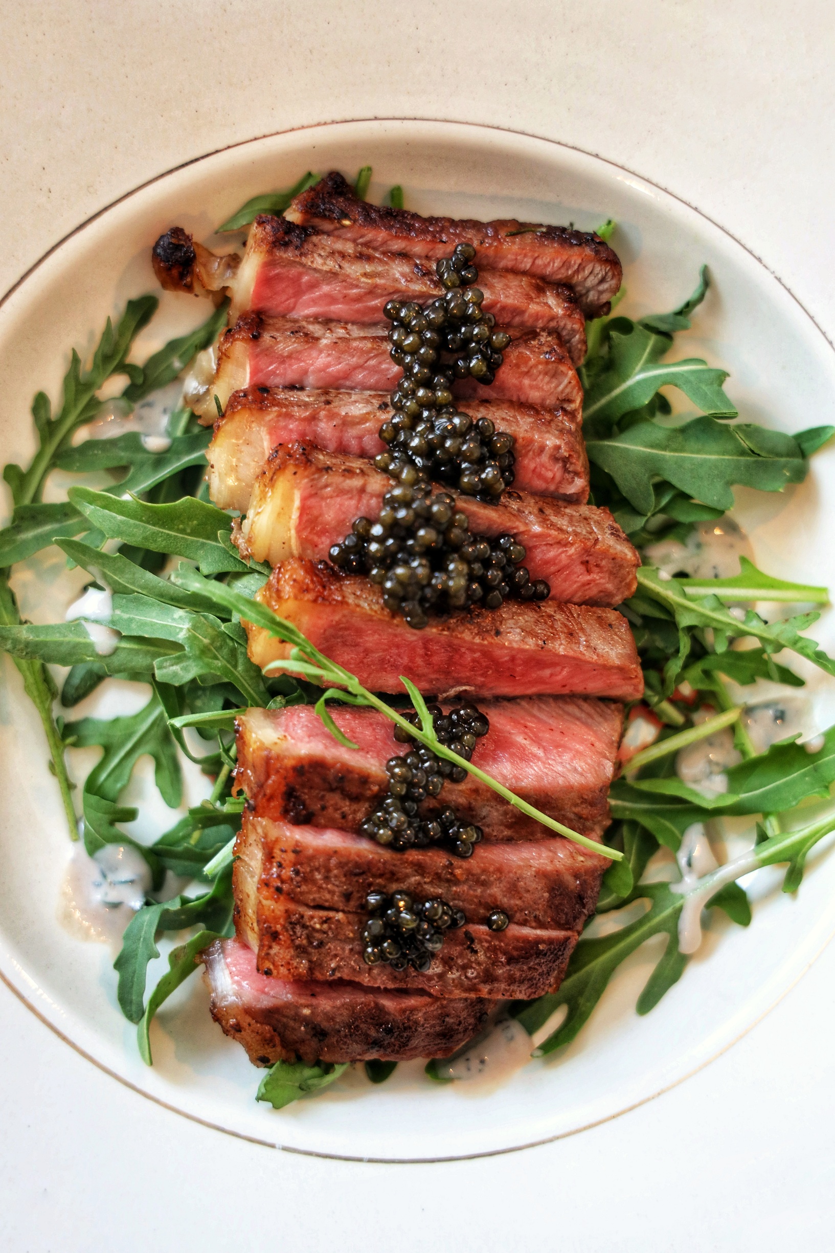 热锅下橄榄油,蒜,香草