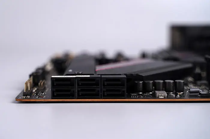 两个风扇pwm接口（整张主板合计有6个），两个usb 2.0，机箱跳线等等等。6个sata 6gb横