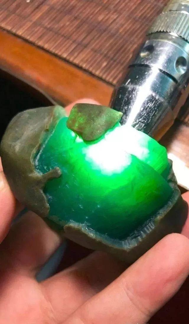 什么样的翡翠原石容易出极品高货,经典案例讲解,赌石不再难