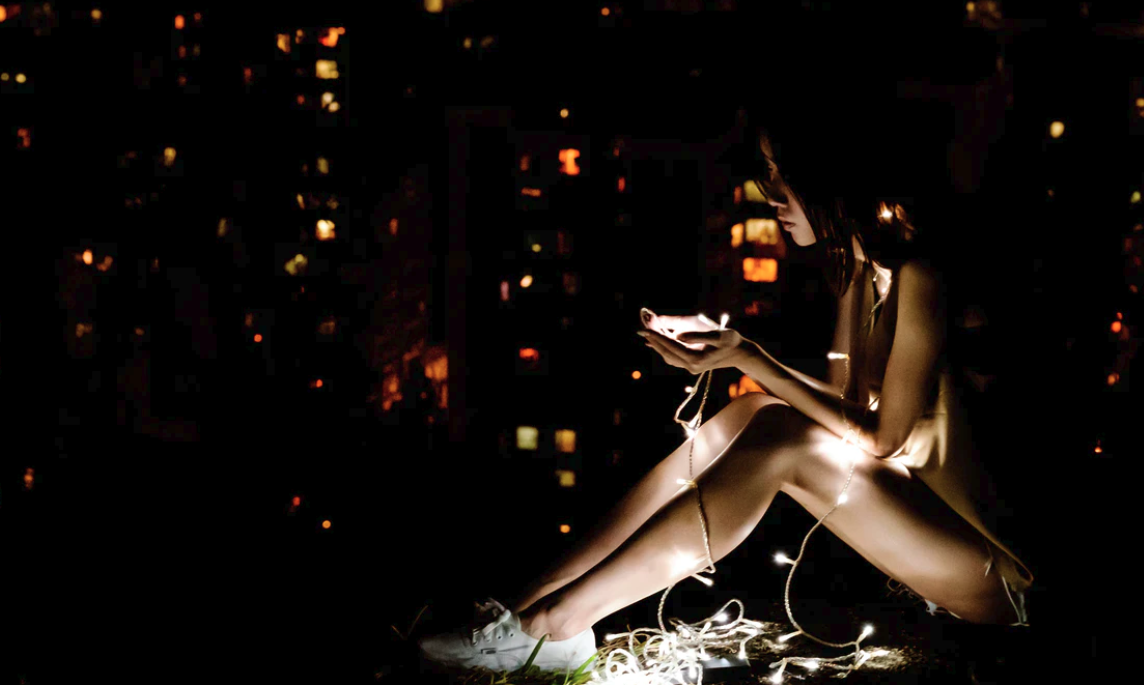 是在黑暗中吗?那in the dark是什么意思?