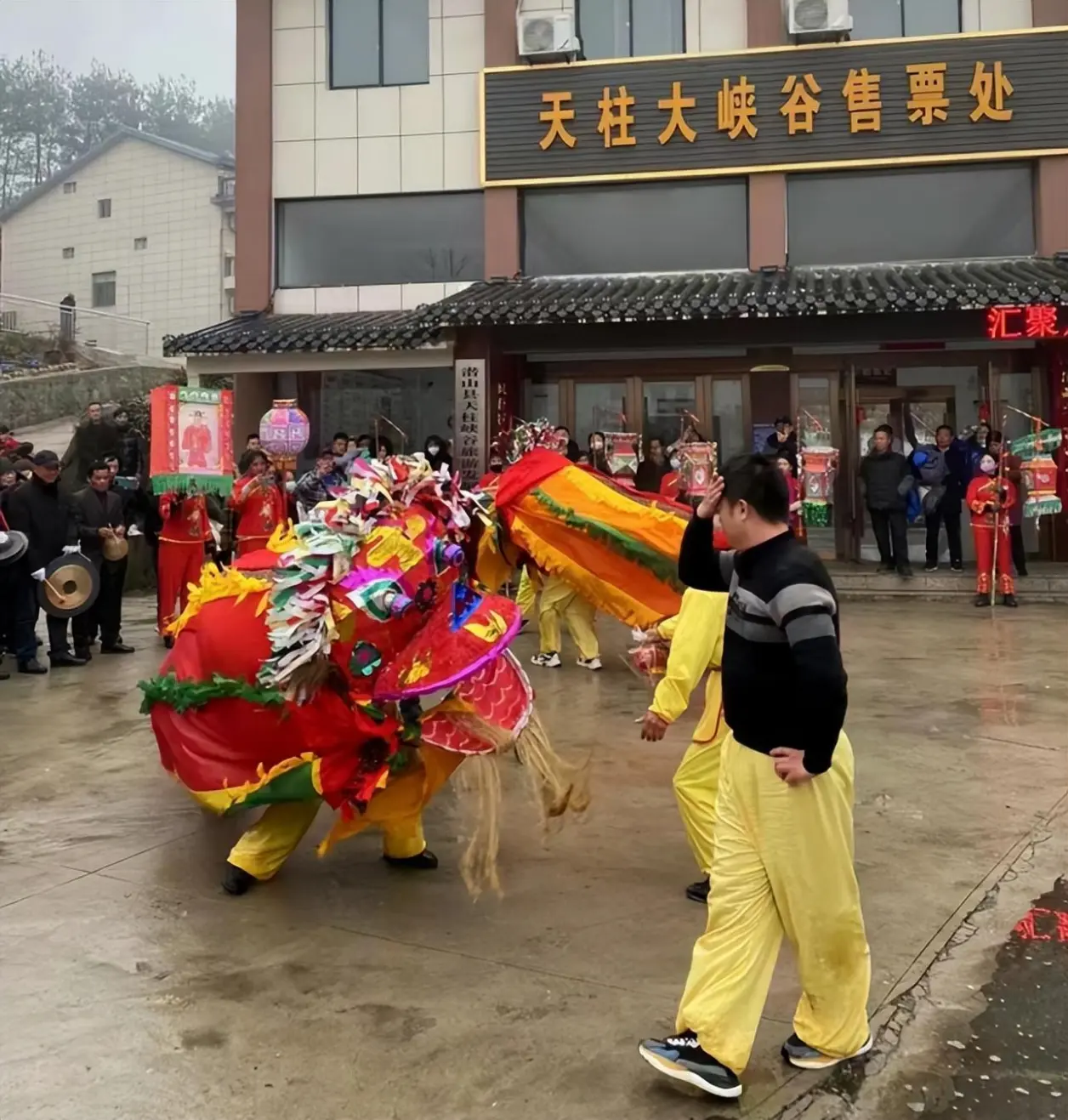 甩头打鼓图片