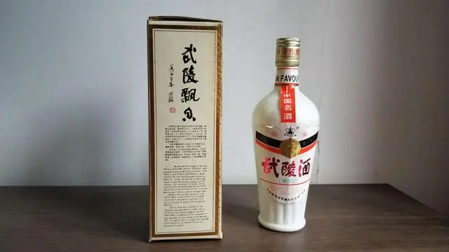 瓷瓶老黄汤武陵,酱香名酒典范