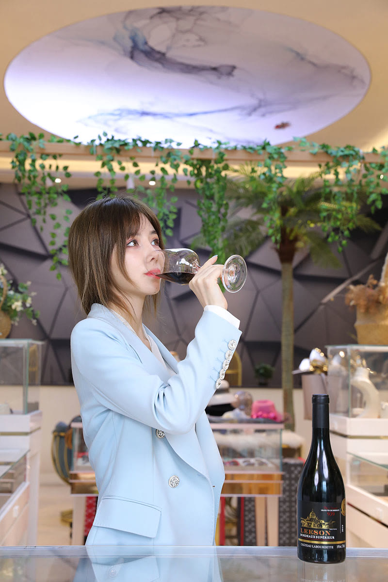 生活 日常 跟着雷盛女孩莹莹,解锁喝红酒的正确方法基于多个国家产品