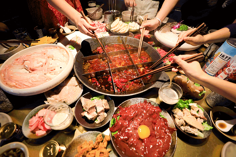 藏在火锅背后的鬼故事,看完再也不敢吃鸳鸯火锅了.