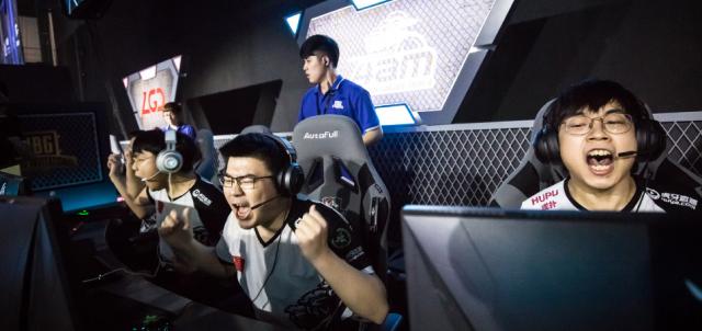 4AM阿鲁卡微博怒怼网友,并回应:我们跟周莉莉