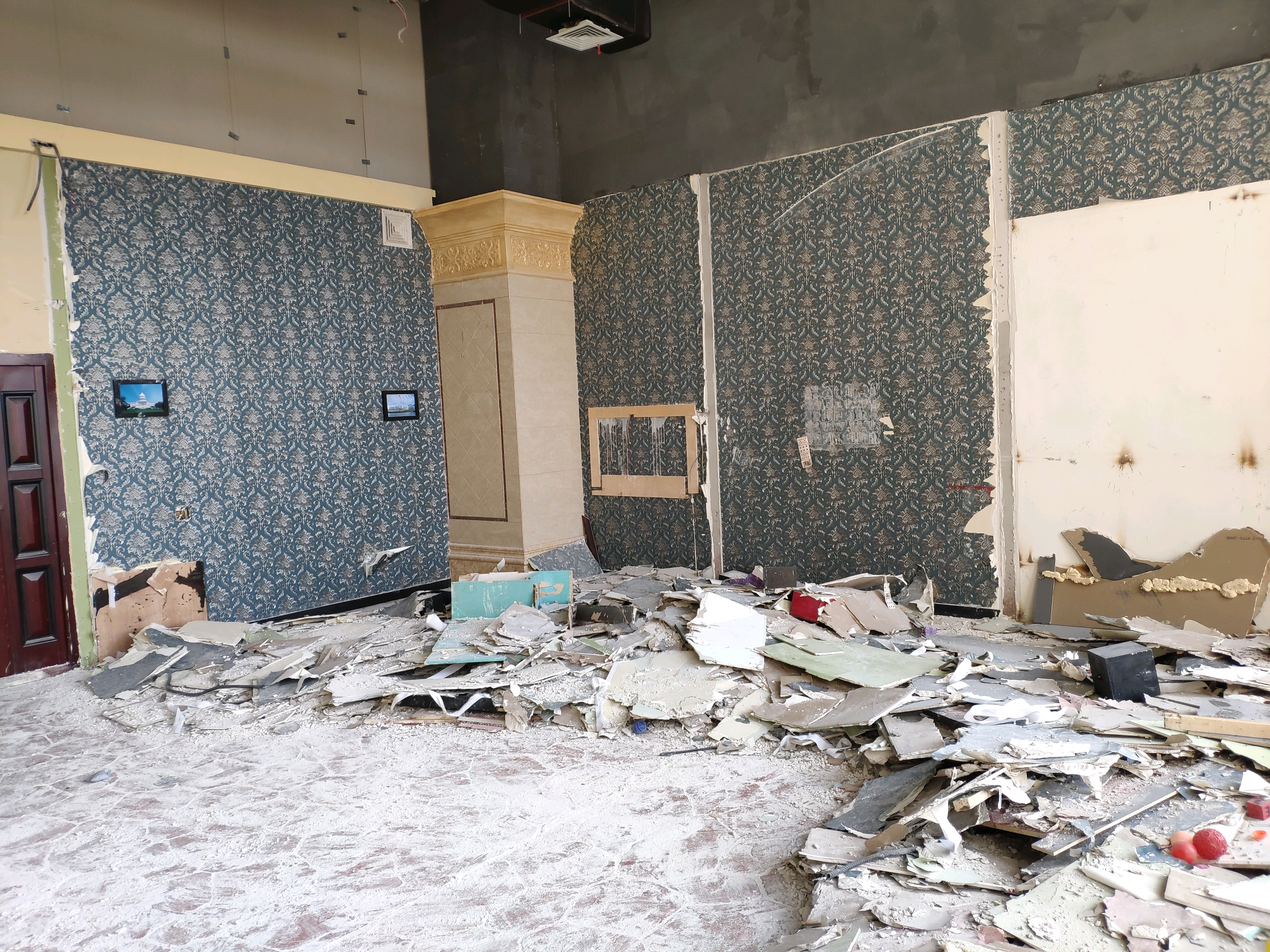 探索商场的废弃店面(1)