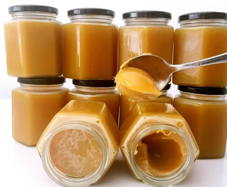 蜂蜜放久了有一层白色泡沫是什么(蜂蜜放久了有一层白色泡沫是什么原因)