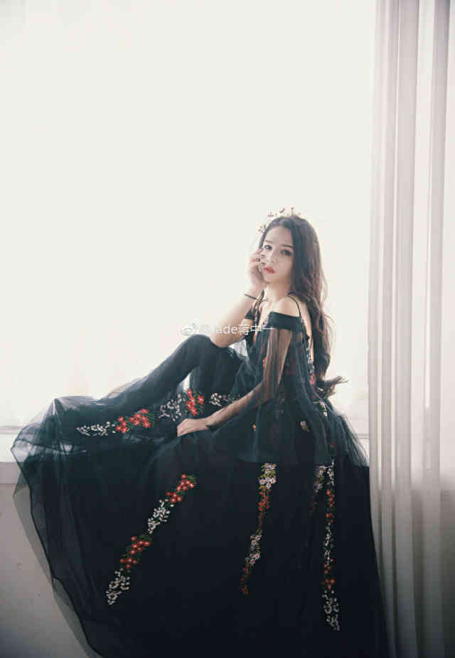 直播圈最美"女装大佬"来袭 轩墨宝宝"一姐"地位不保