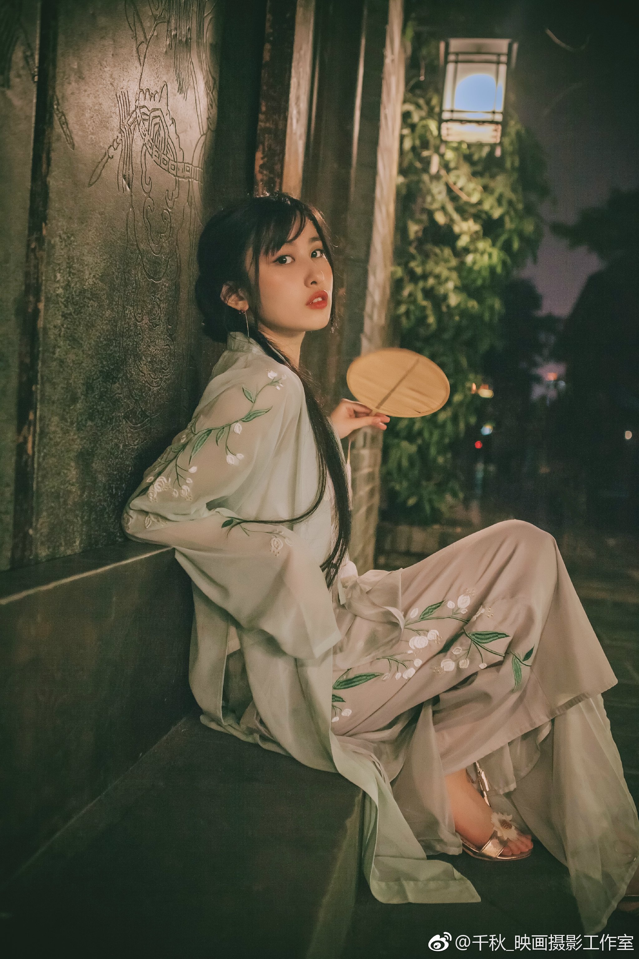 【古装小姐姐】第八十三期 纤指若兰透骨香,双蛾颦翠眉