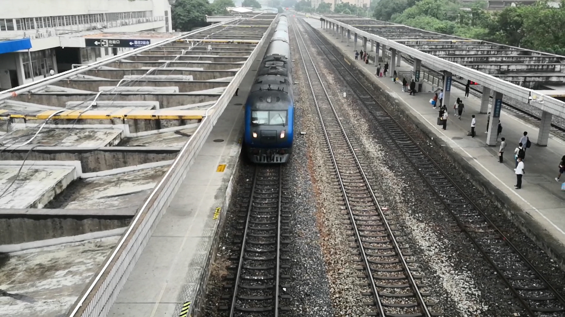 适逢国庆临时加编两节的"拆猪动集"k9049驶进1站台1道