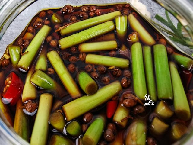农村人腌蒜苔秘方,家家户户腌一坛子,酸甜脆爽,这个方法真不错