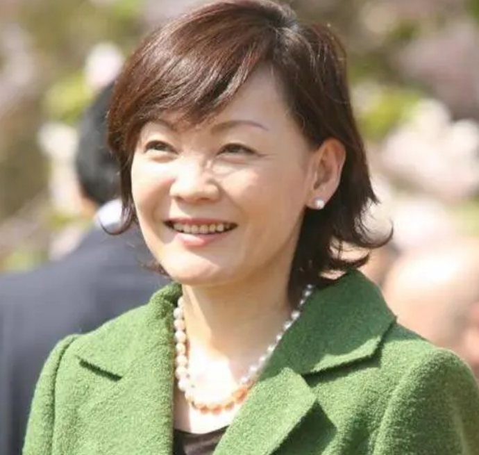 日本首相夫人又坑夫了,和杰尼斯男偶像私下组团看樱花