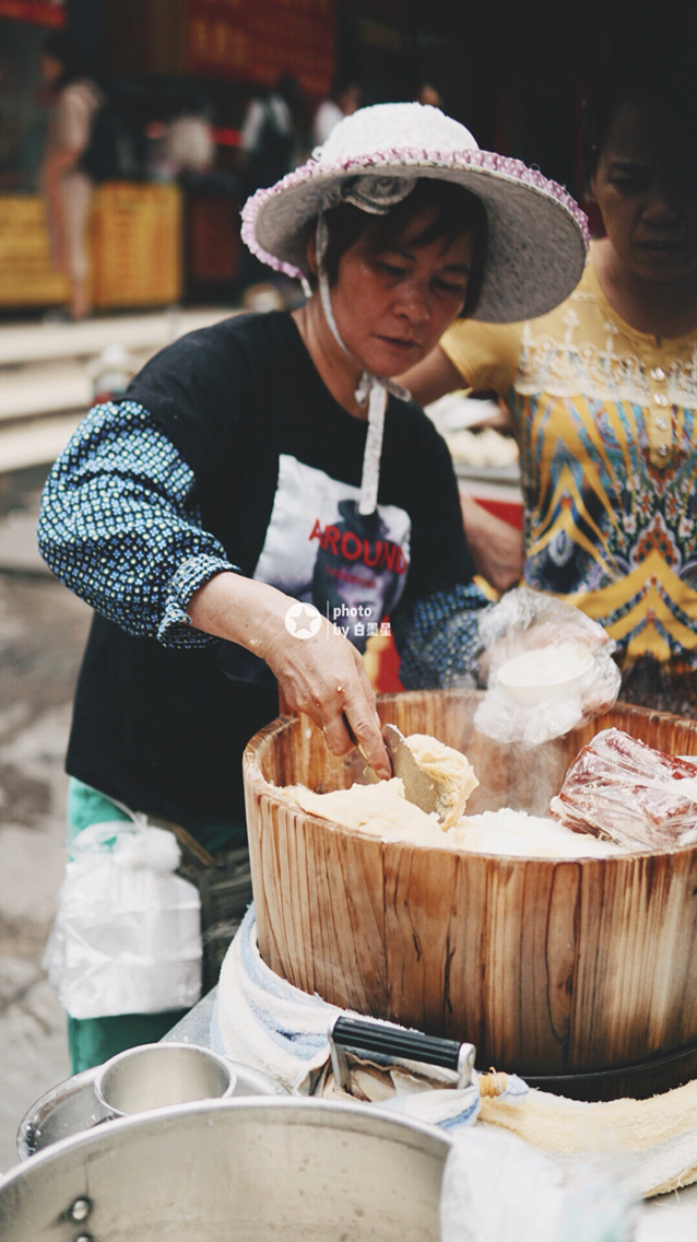 早餐摆摊木桶蒸糯米饭图片