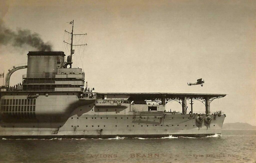 二战以前正在起飞一架舰载机的贝亚恩号航母