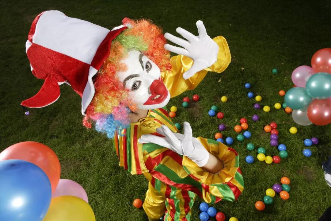 第一个想要开设小丑课程的人叫做(我不是在开玩笑),弗朗西斯·博佐