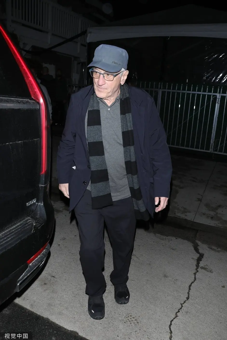 79岁影帝罗伯特官宣又当爸爸,与女友参加派对,肚子隆起孕相明显