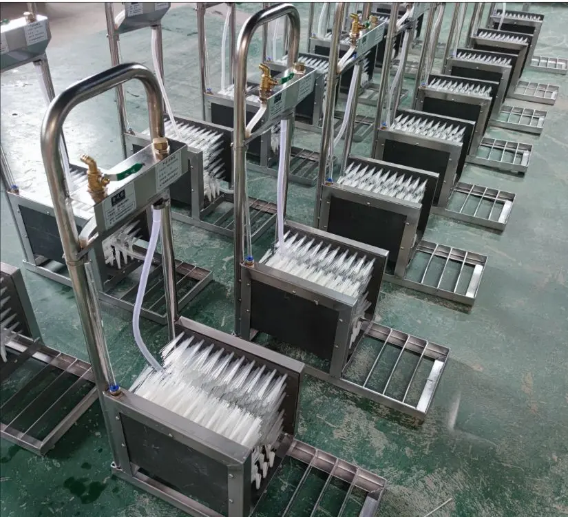 综上所述,养殖场雨靴消毒机是一个非常重要的设备,它能够控制疾病的