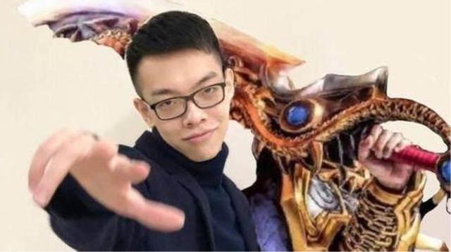 英雄联盟:青蛙女装直播大秀好身材 露脸后粉丝直呼打扰了