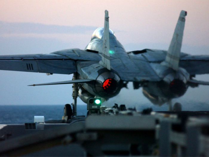 美国最帅的f-14战斗机,被中国军迷羡慕许久,设计师居然是中国人