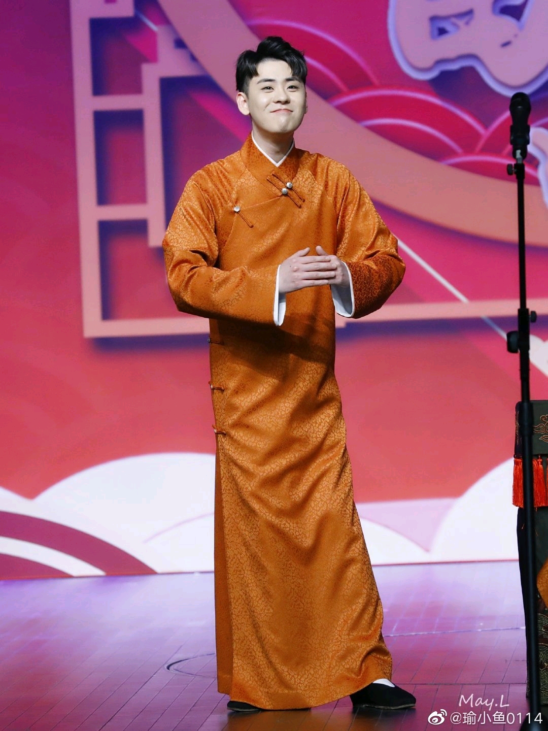 "良耳说着脸上就阴转晴了,把脸探到雨田跟前儿,笑着盯着他的眼睛.