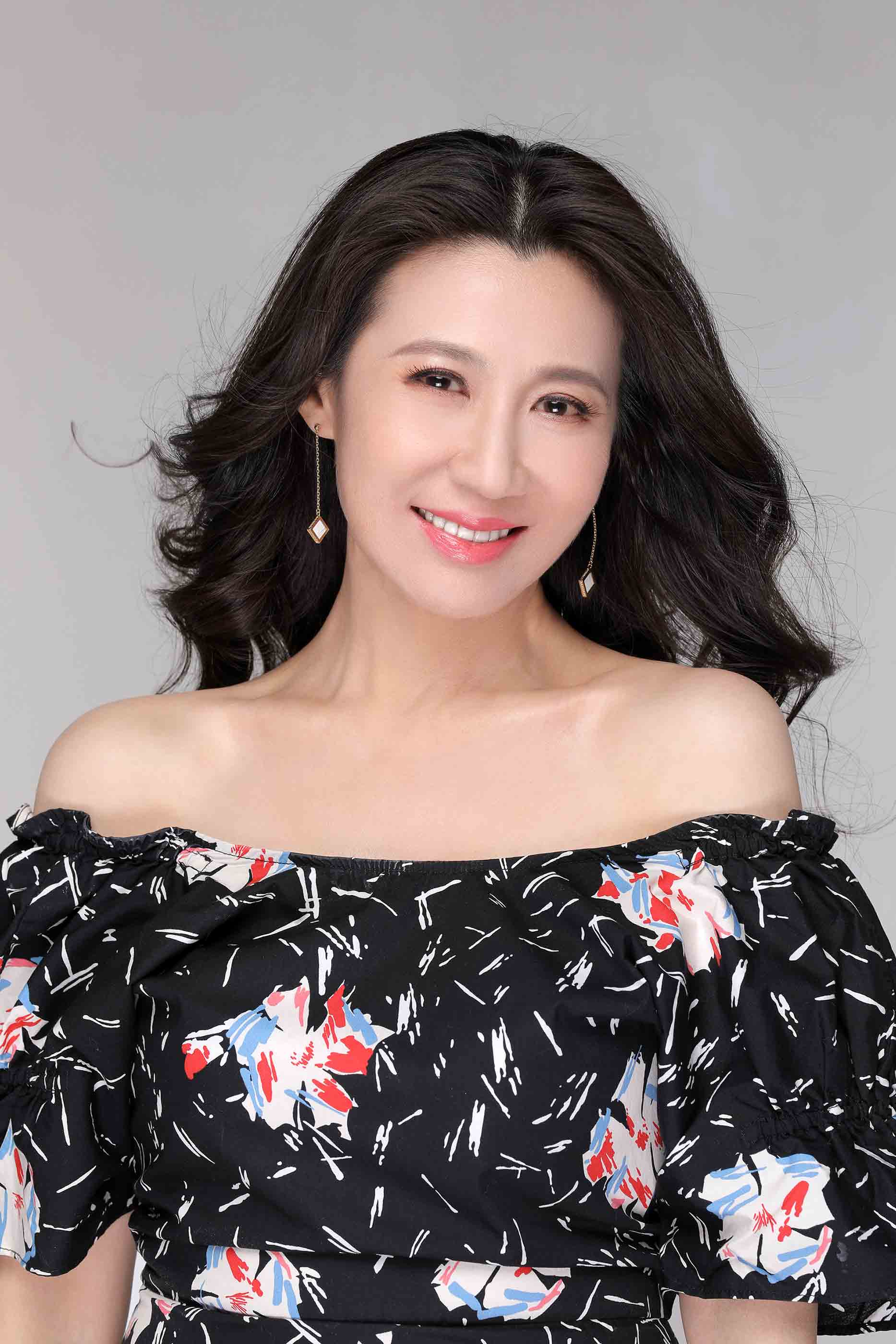 陈炜复古写真曝光 魅力尽显定格优雅气息