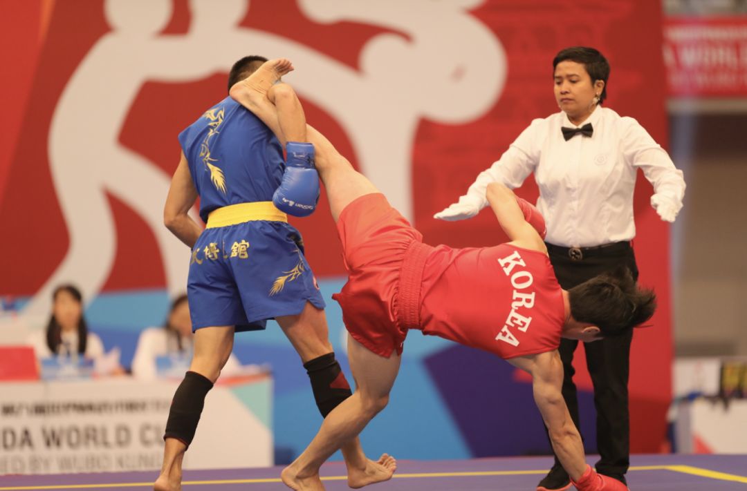 散打快摔2招: "抱单腿撞摔","里挂腿推摔"