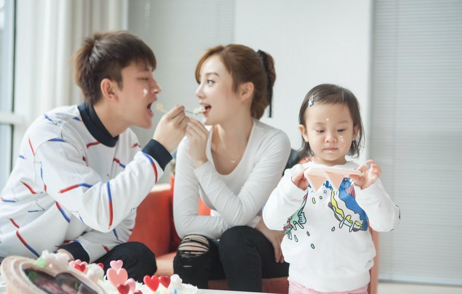 近日有网友曝光李小璐和贾乃亮离婚协议,事情真相究竟是什么?