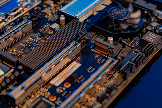 0 gb/s 与 m.2 pcie 模块至 gen4x4 (64 gb/s)