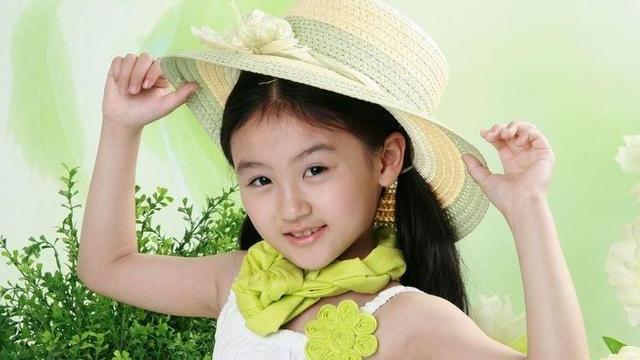 4岁进入演艺圈,自从搭档赵丽颖被吐槽丑后,已经5年没拍过戏了