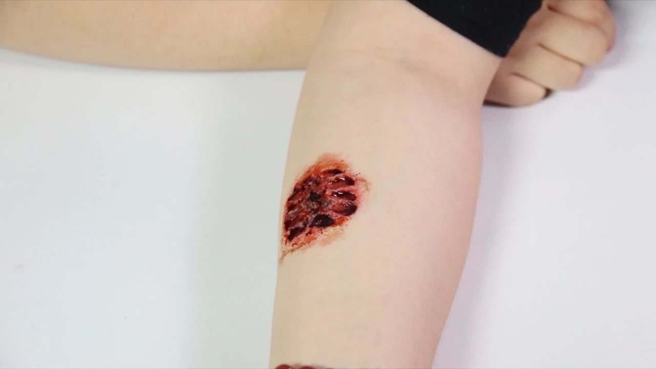 你觉得丧尸咬伤是不是这样化的?12步教你化特效妆