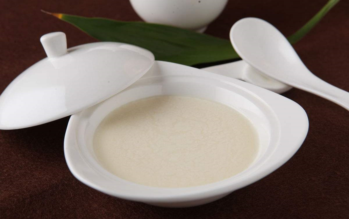 新挤的水牛奶煮热,但不能开,趁热倒在碗里,热气会使鲜奶表层结出奶皮