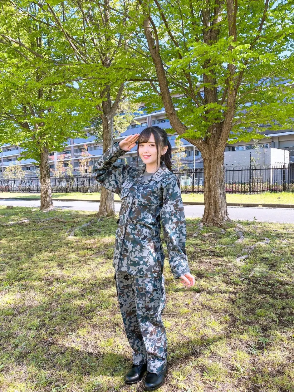 鬼头明里mamor杂志制服拍摄 展示自己的动森房间 写真 2 哔哩哔哩