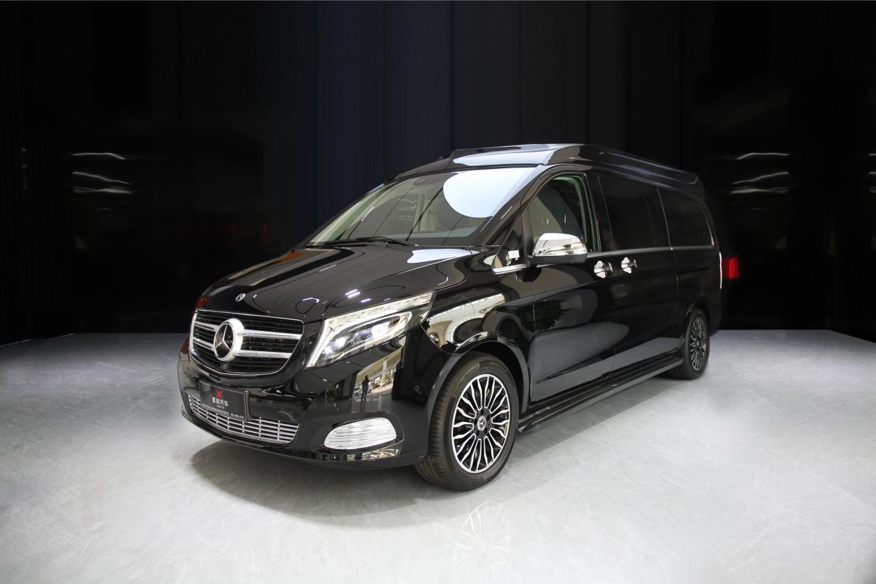 秋天的第一辆奔驰v级!快让女朋友给你开回家