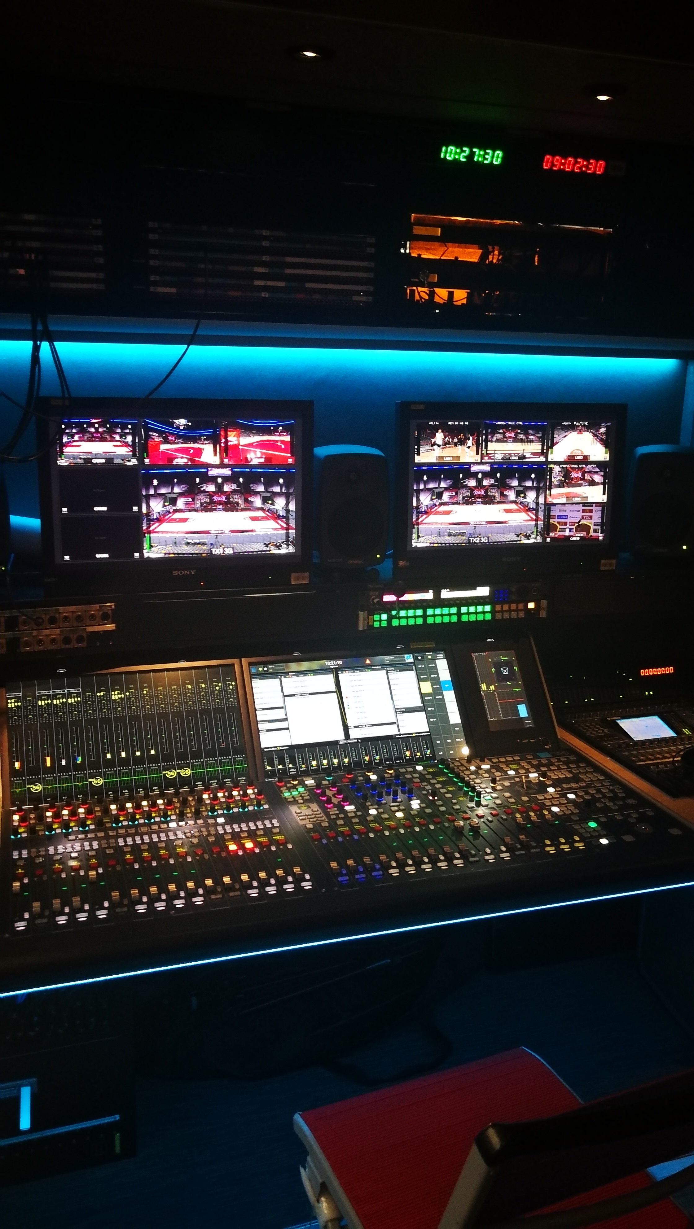 带大家来看看球赛现场直播的关键——4k转播车,现场转播工作团队已