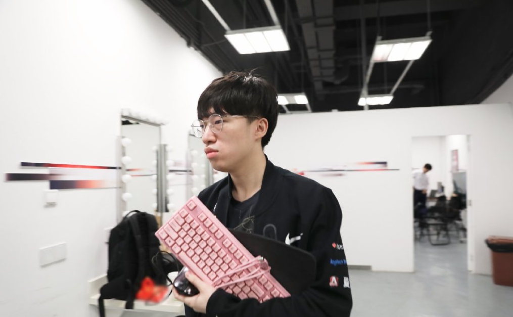 we横扫lng!breathe:送得多会被罚款,感觉rng小虎很厉害