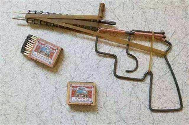 火柴枪,没用的链条加上铁丝做成的枪体,装上火柴硝,一扣扳机,砰.
