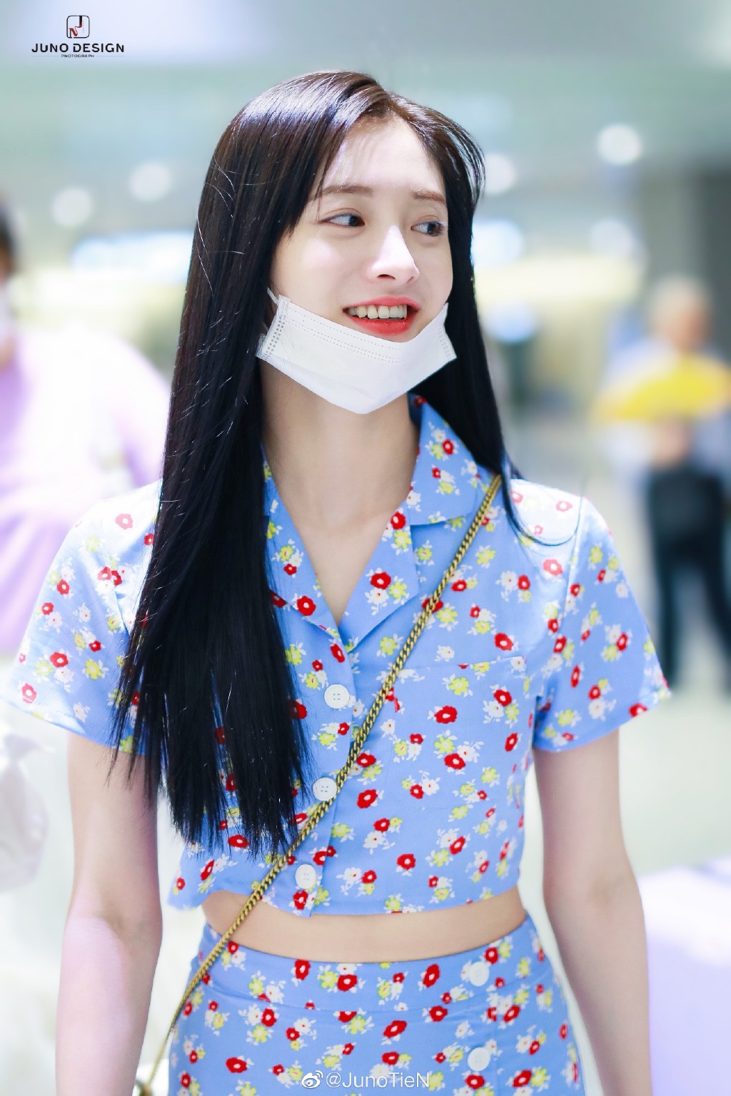 21岁的周洁琼美得真甜一件印花衬衫裙穿搭现身机场个性十足