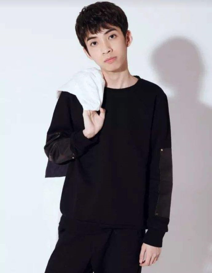 PDD疯狂吐槽小马,来YM打职业选剑圣塔下挂机