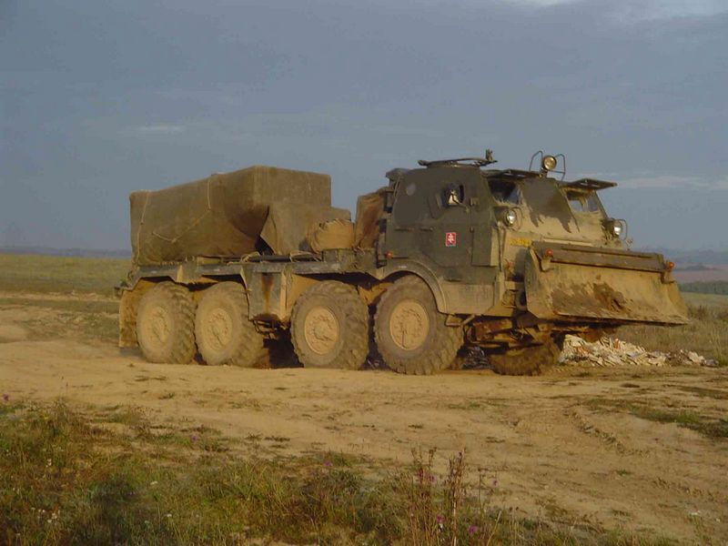 安装了推土铲的rm-70,该套件也能被装在非装甲版的rm-70m上,其装甲