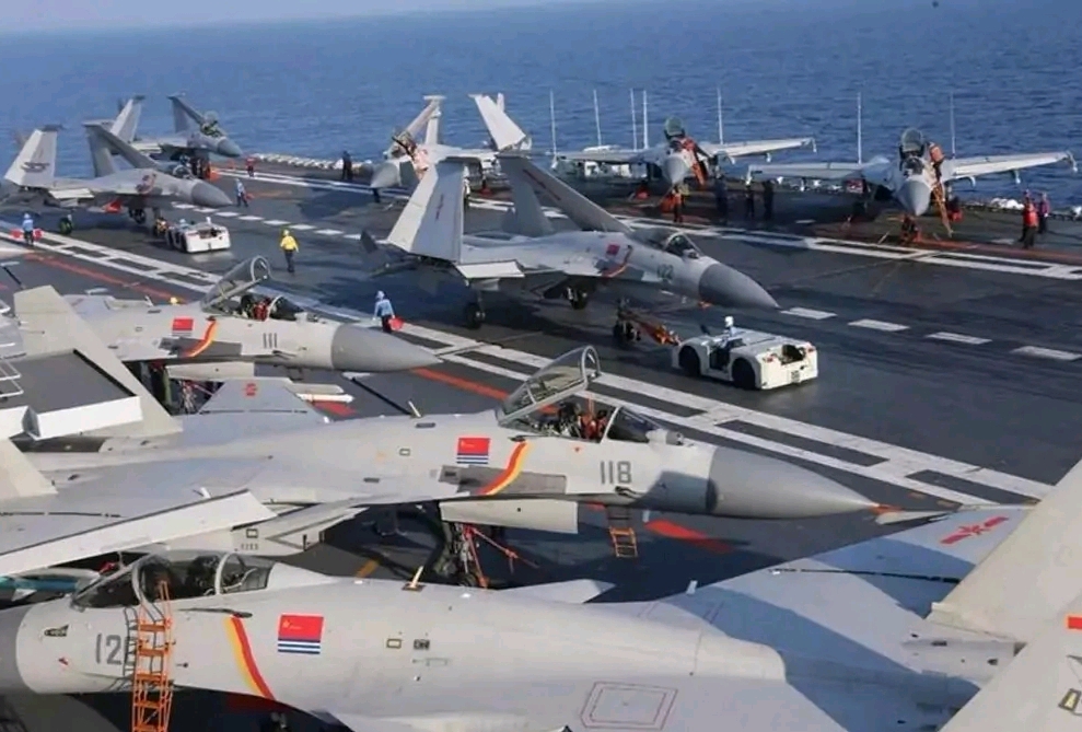 晒一波甲板摆满歼15的辽宁舰