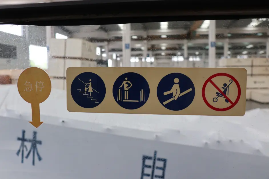 不要将婴儿车推上扶梯了 小心 坑 了自己的娃 哔哩哔哩