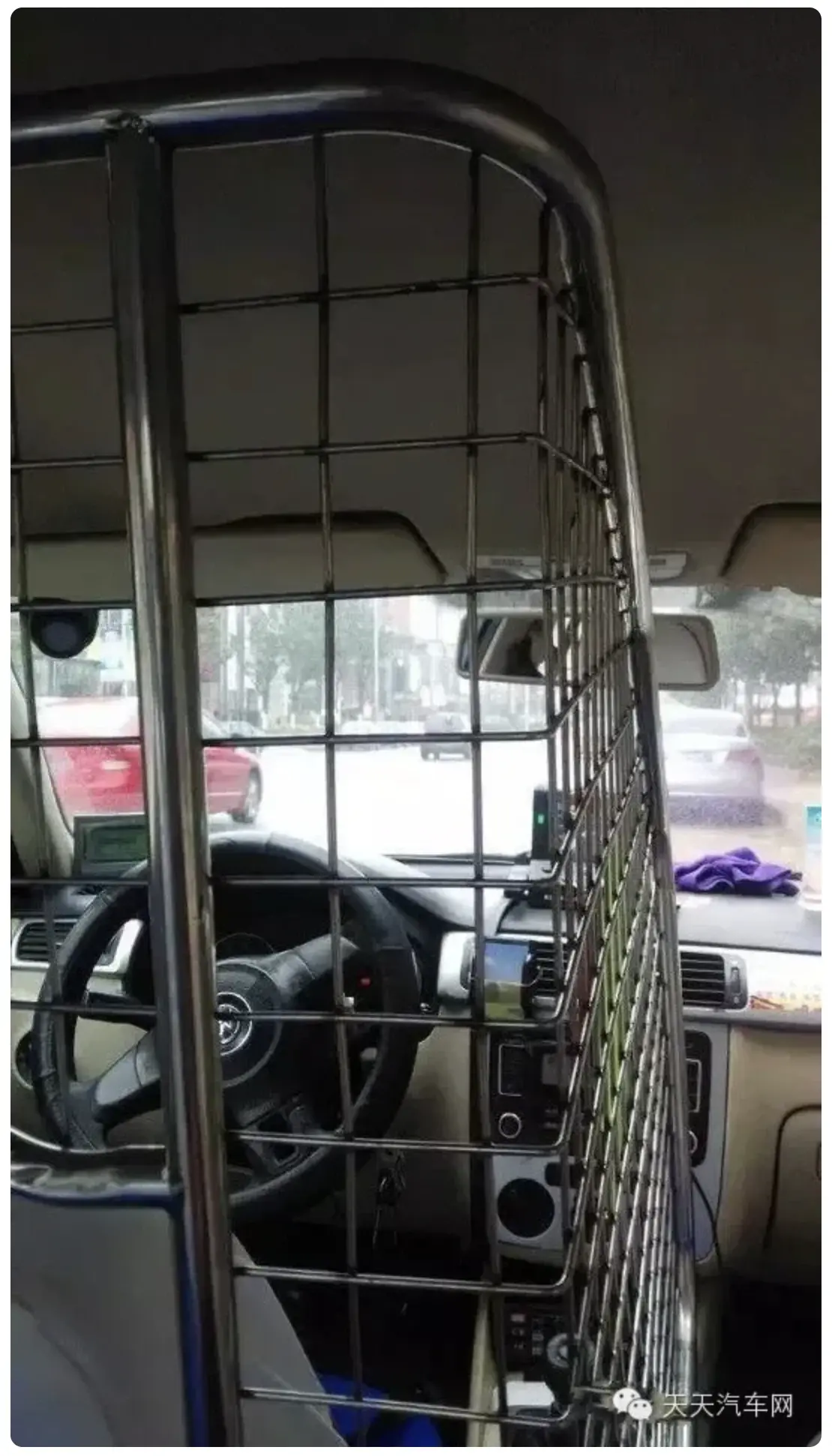 后来,考虑到玻璃易碎,就出现了铁制栏杆或者网