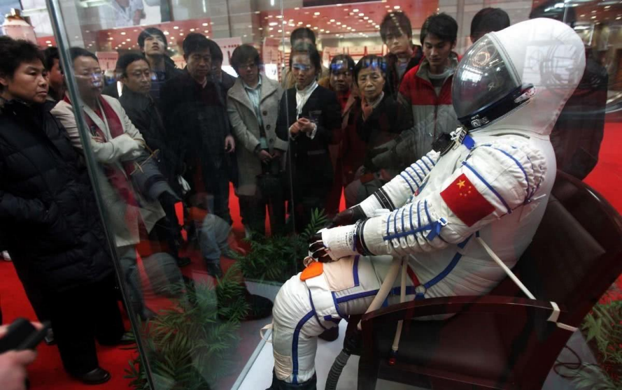 又酸了?中国航天员再次出舱,韩国人:航天服是美国二手的吧? - 哔哩哔哩