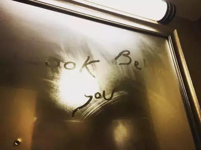 酒店镜子后面,有人在一直看着你.