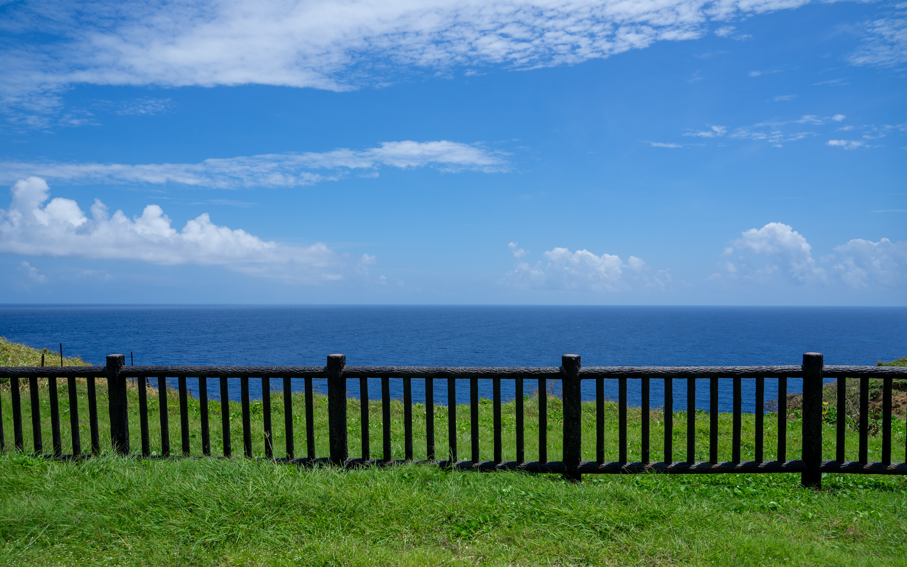 路上某处长椅的远景.我觉得我可以坐一整天.
