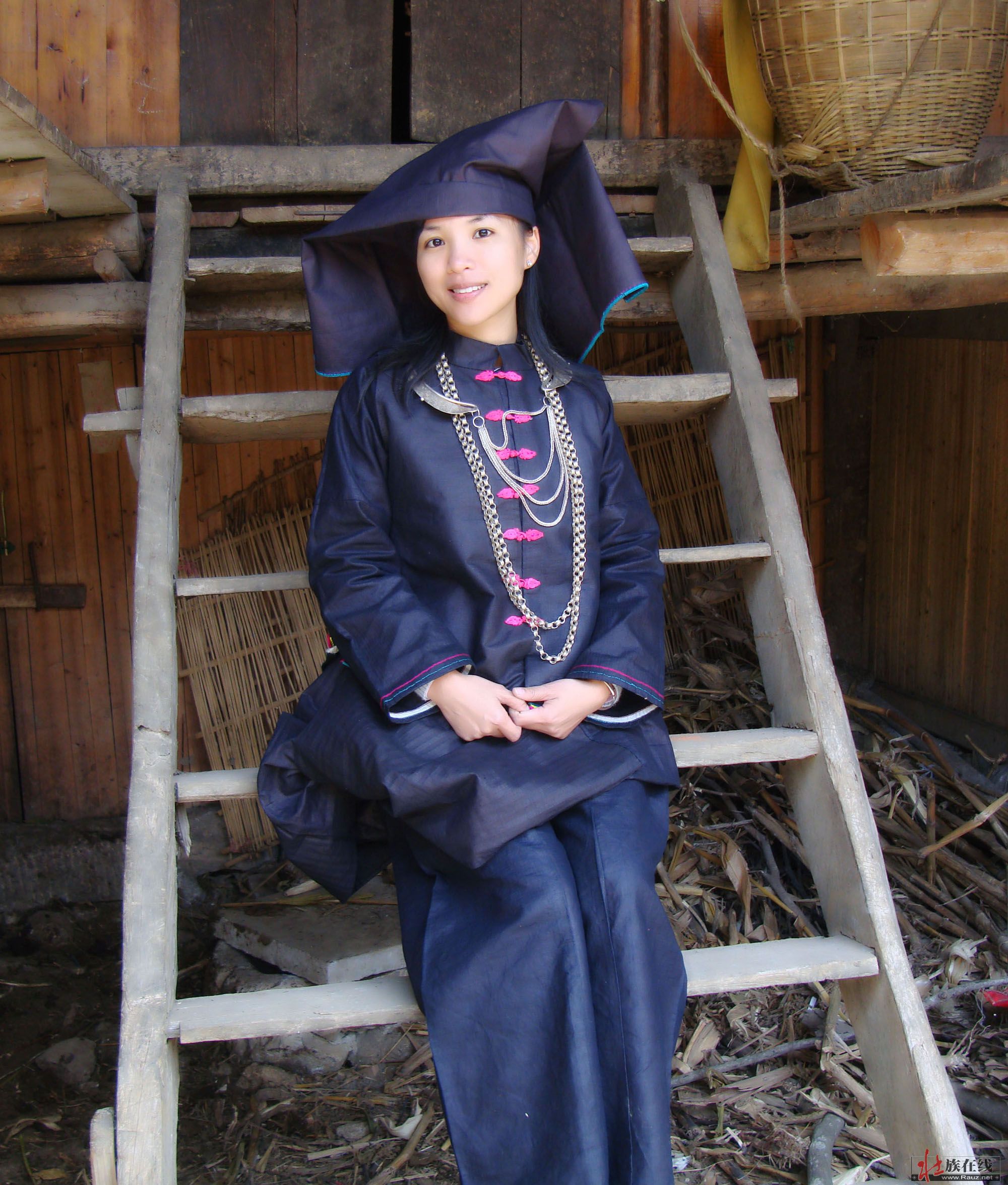 一把蓝草染壮衣壮族传统衣物的染织过程