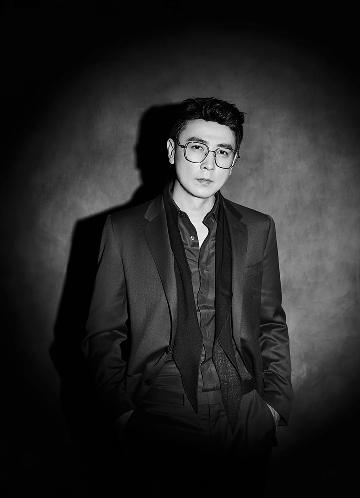 保剑锋出席搜狐时尚盛典金丝眼镜造型尽显儒雅气质