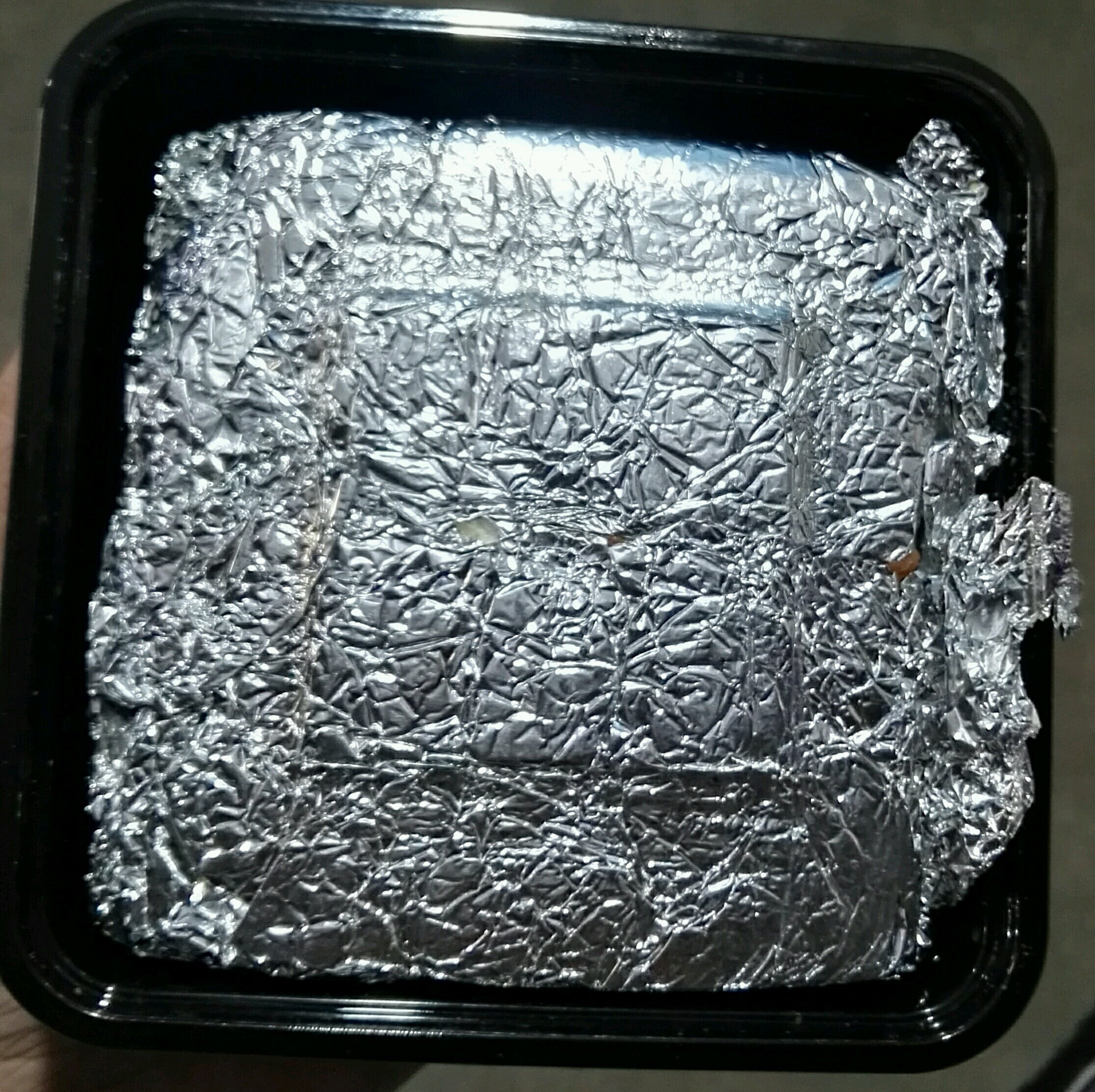 外包装是这种普通的盒子,蛋糕外面是用锡箔纸包着的,一打开,就看见